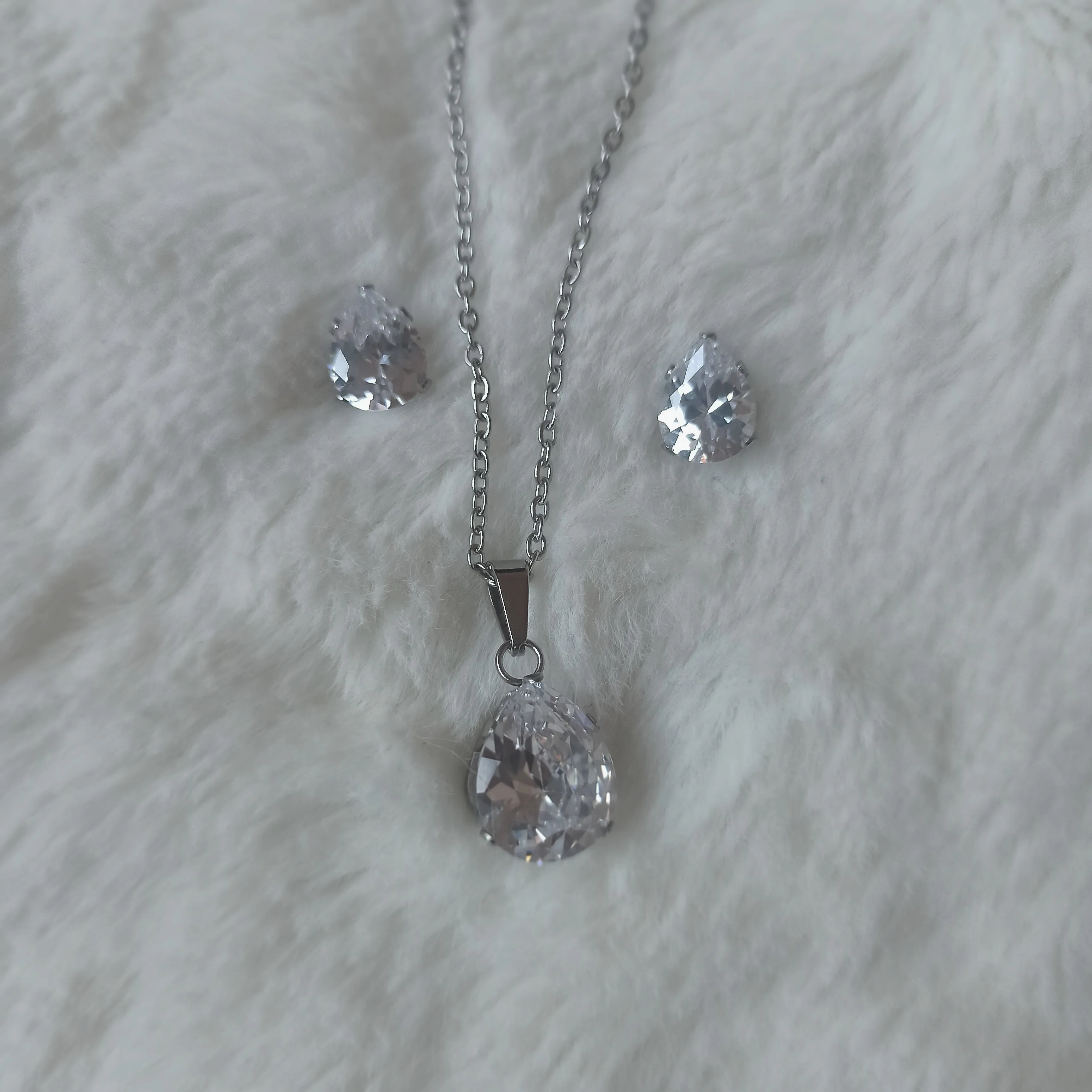 Conjunto de collar y pendientes