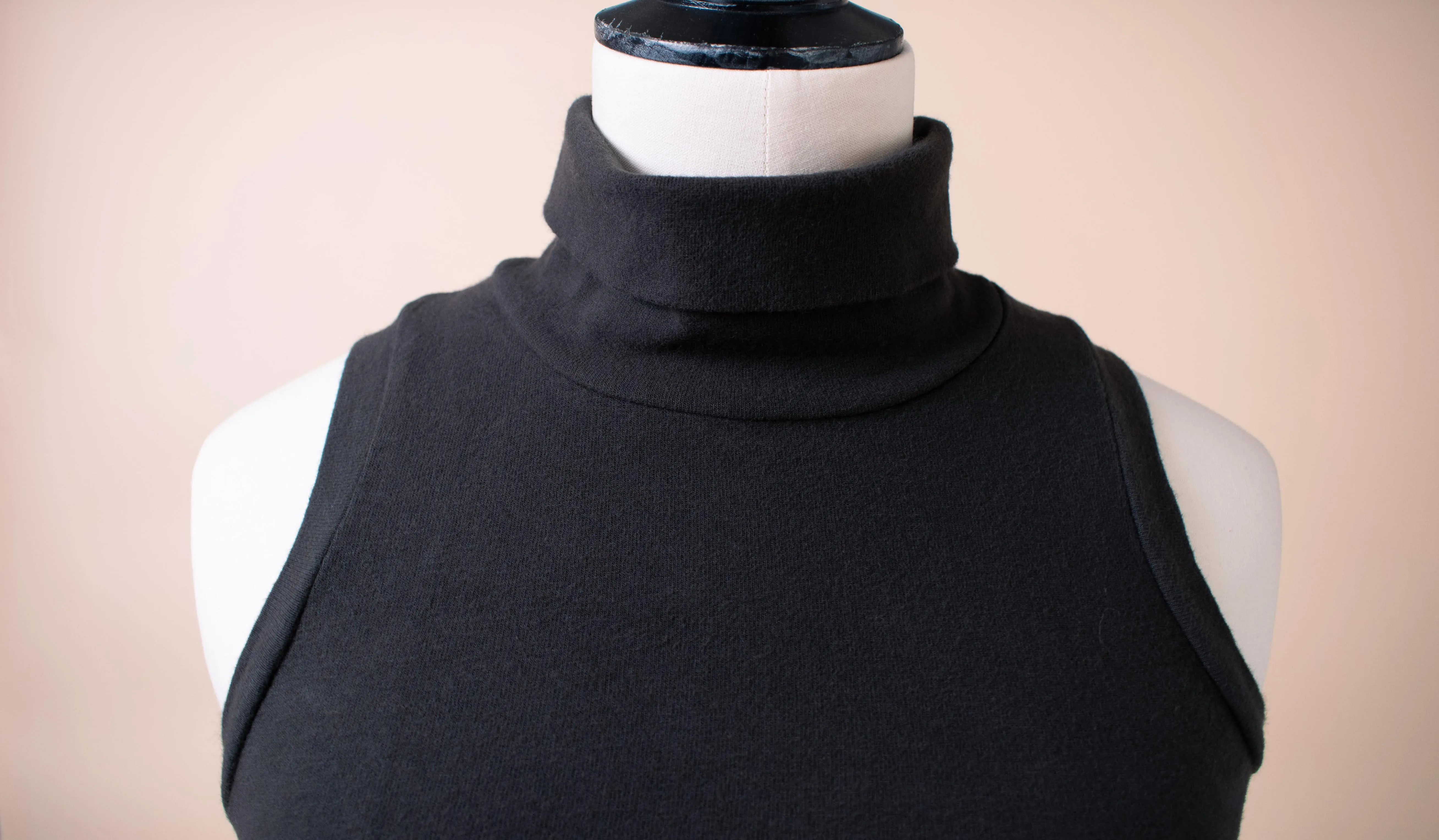 Labo Art - Sleeveless T Mock Turtleneck in Black or White