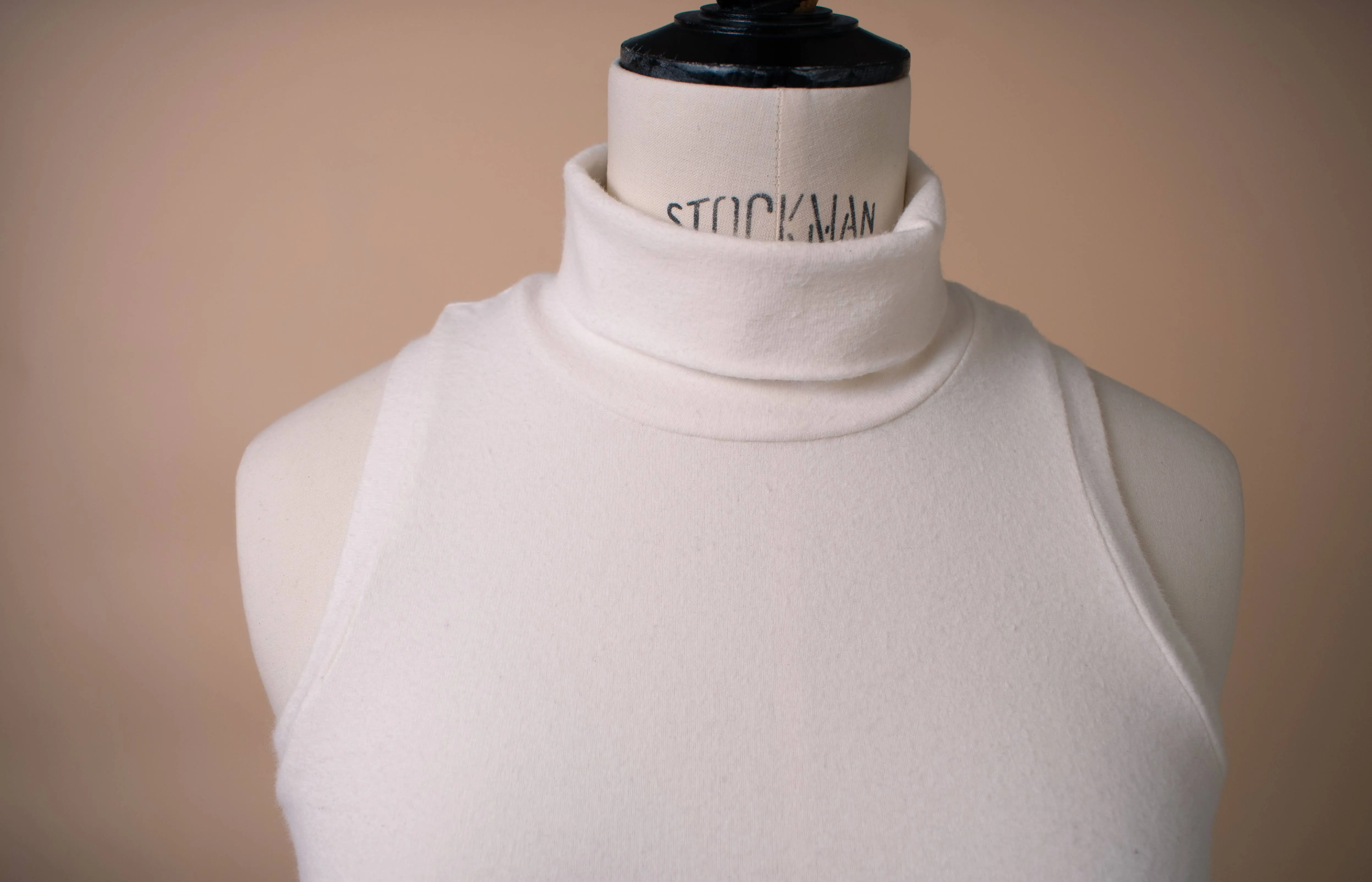 Labo Art - Sleeveless T Mock Turtleneck in Black or White